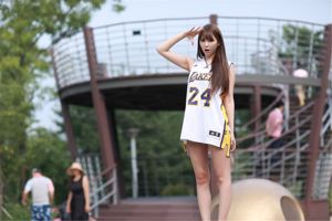 "Strój do koszykówki" słodkiej dziewczyny Li Enhui poza zdjęciami